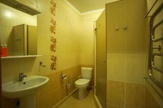 Гостиница Гостевой дом Лорис Анапа Улучшенный трехместный номер-3